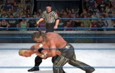 Review WWE SmackDown vs. Raw 2010: Hier zie je een gevecht en daar achter de scheidsrechter! Het grappige is dat je de scheidsrechter ook nock-out kan slaan en trucjes op hem doen!