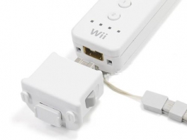 El Motion Plus se conecta en la parte inferior de tu controlador de Wii.